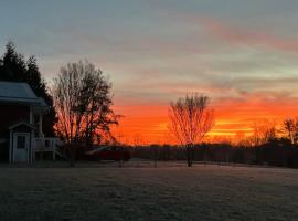 The Farmhouse at Wolfehaven, hotel en Asheville