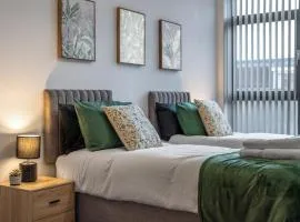 Modern 2-Bed Flat with Balcony and Free Parking - Ideal for Contractors