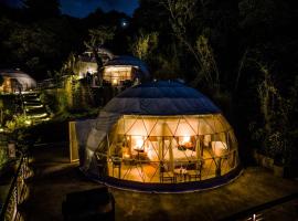 Cardedeu Domos, hotel en Álvarez