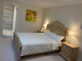 Cozy home near YVR with parking, hôtel à Richmond