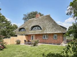 Holiday home in Göhl with swimming pool, hotel a Göhl