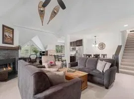 3BR in Gleneagle, Soaker Tub with Skylight, Wood Burning Fireplace, Spacious Layout