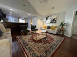 Valdosta 3-Bedroom Home with 5 beds near valdosta State & Hospital, hotel in Valdosta