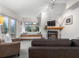 1BR in Lake Placid Lodge, Steps to Creekside Gondola, Shared Pool and Hot Tub, Lounge Access