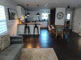 Stylish Lynn Iris Room 2 Private Bath