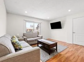 Prefect 3BR Saty near YYC, Free Wifi & Parking
