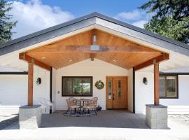 Modern Mountain View Getaway w Huge Outdoor Space, hotel a Renton