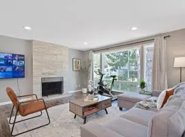 Chic Kirkland Home Overlooking Windsor Vista Park