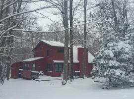 Chalet renovated Near Casino, Camelback , Kalahari 4bdrms firepit hot tub game room، كابينة في Tobyhanna
