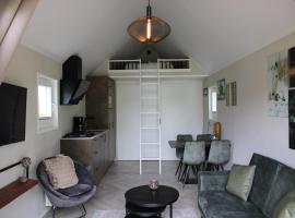 Chalet in Netherlands with Dual Terraces，位于雷登的酒店