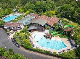 ZEcamping 5 étoiles parc aquatique pet friendly، فندق في Mézos