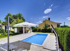 Villa in Bak i with Pool and Playground, hotelli kohteessa Lindar