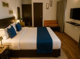 Pearl Grand Boutique Cottage In Omaxe Anandam Vrindavan -# Premium AC Rooms With Balcony # Big Parking # Lift # Garden # Peaceful Area # Near Prem Mandir # Property Of The Year # Most Awarded، كوخ في فريندافان