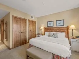 Comfortable King Hotel Room on the top Floor Best Location on the Mtn