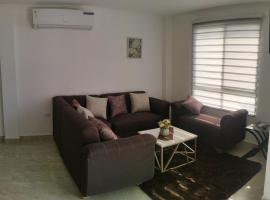 Casa con 3 Habitaciones en Zona Residencial, villa en La Aurora