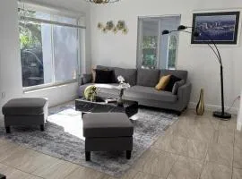 Beautiful House in Midtown 2B 1B Parking