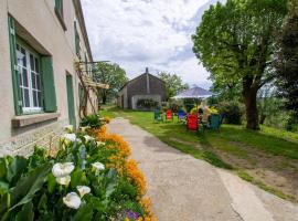 Gîte rural pour 11 pers. avec parking, spa et animaux acceptés - FR-1-616-523, hotel a Paulin