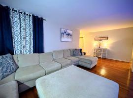 Cozy Holiday Themed 2 Bedroom Pet Friendly, hotel a Anderson