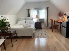 Large Bedroom with Private Bathroom step to Train &Buses in Boston