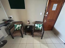 Wave Condo - Steps to the Blue Flag Beach 7 Sleeper, khách sạn ở Gqeberha