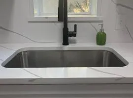 Zenergy at Sunshine Mile, Close to UA, Downtown, 4th Ave, Disc Golf, dogs OK, 2 bedroom