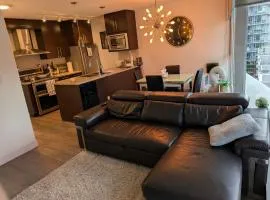 King Bed in downtown so Cozy spacious with spa-like washroom parking wifi Hotel amenities