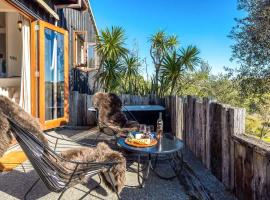 The Loft at Cypress Ridge Estate - Stay Waiheke, B&B in Onetangi