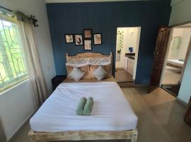 4 bedroom Villa NAMAKA 15 min walk to Bora-Bora Beach, hotel in Morjim