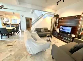 Family House Sunway 4BR Walk to Lagoon Pyramid University