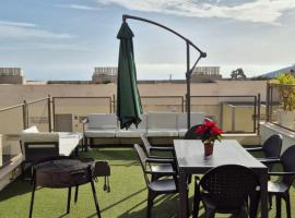 Amplio Adosado 160 m, jardín privado barbacoa, vistas al mar, wifi 7 px mascotas, hotel in Peñíscola