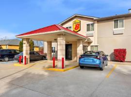 Super 8 by Wyndham Bloomington University Area, khách sạn ở Bloomington
