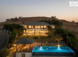 StayVista at Ridgewood Mansion with BBQ, Gazebo & Infinity Pool