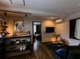 那覇で食い倒れを楽しめる宿はここ 国際通りまで徒歩二分 提携飲食店でドリンク一杯サービス付き