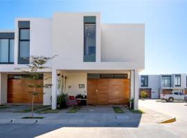 Ebano Residencial Gated Community 128, hotel v destinaci Las Juntas