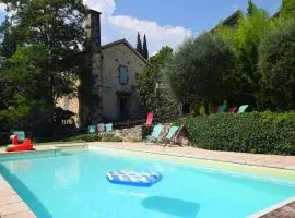 Lovely house with grass garden, shared swimmingpool, next to the river Ardèche