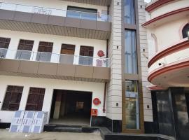 Hotel Pinaka, hôtel à Pratāpgarh