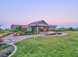 SaffronStays Ashfield - 5BHK Eco-Farmhouse with Pools, Jacuzzi, Lawn & Games Room, hotell sihtkohas Nashik