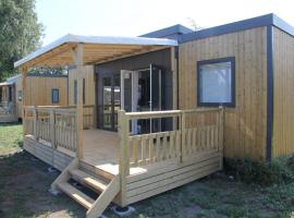 Modern 6-person chalet in the Frisian countryside, 3 bedrooms and WiFi, chalet in De Veenhoop