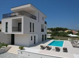 Ocean Front Home In Slatine, hotel i Slatine