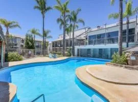 Pool view, BBQ, wifi, walk to Mandurah foreshore!
