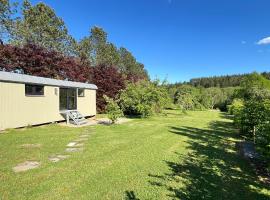 Pine Tree Tiny cottage, hotel v destinaci Rochefort