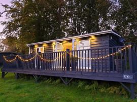 Chalet 174 Glan Gwna Park Caernarfon, hotel com piscina em Caeathro