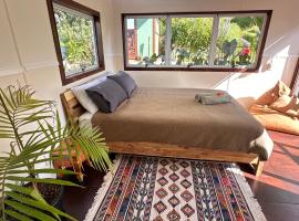 Pandora Cottage Beachfront, hotel in Raglan