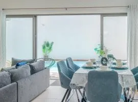 Azure 4 Bedrooms Haven Retreat: Where Tranquility Meets Turquoise Waters, Flic en Flac Mauritius