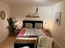 Ferienhaus Zulg-Doppelzimmer mit Gartenblick