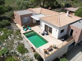 Villa Famara, Hotel in Montredon