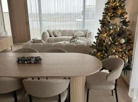 Luxurious Seaside Penthouse، فندق مع أحواض استحمام ساخنة في هابسالو