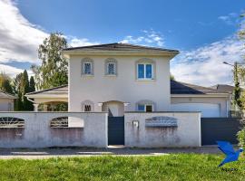 Belle Maison-St Exupéry- Groupama stadium-Viarhona-T3, hotel i Jons