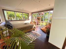 Pandora Cottage Beachfront, hotel v destinaci Raglan