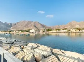 Luxury 3BR Retreat with Assistant Room and Private Pool, Breathtaking Mountain Views, Close to Fujairah Beautiful Beaches, Al Dana Island, Fujairah by Deluxe Holiday Homes